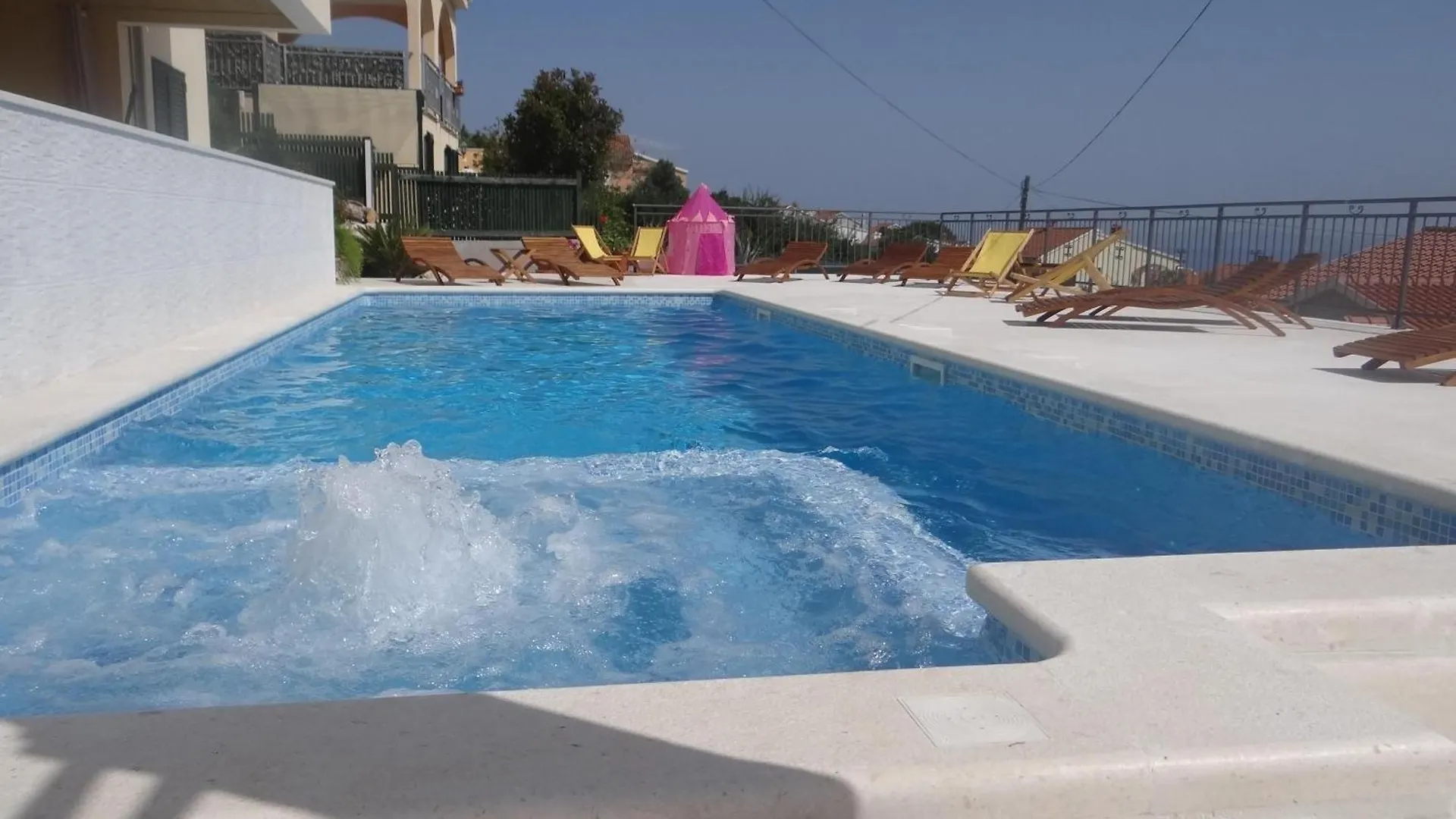 Helle Ferienwohnung Mit Sonnenbalkon Mit Meerblick Trogir