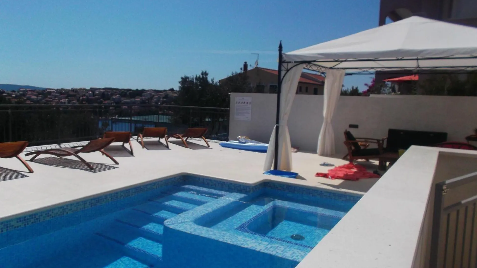 Helle Ferienwohnung Mit Sonnenbalkon Mit Meerblick Trogir Croatia