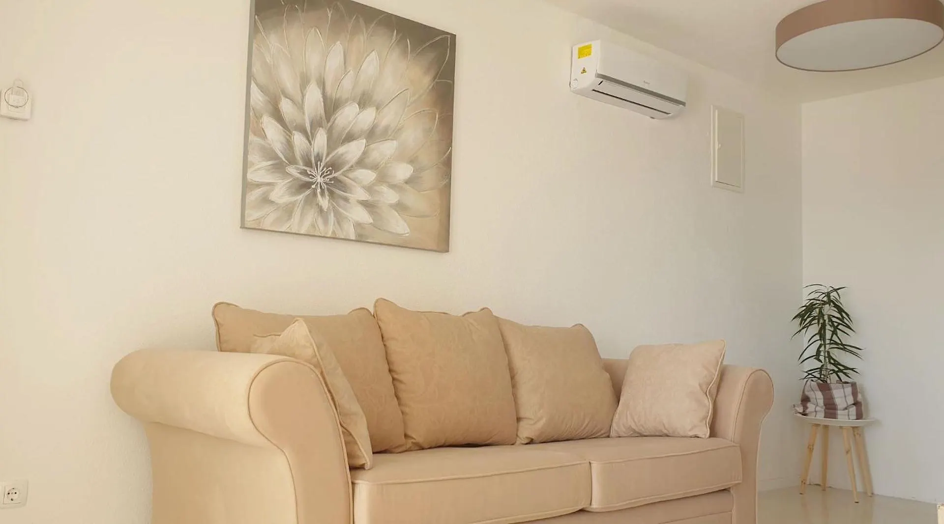Helle Ferienwohnung Mit Sonnenbalkon Mit Meerblick Trogir Apartment